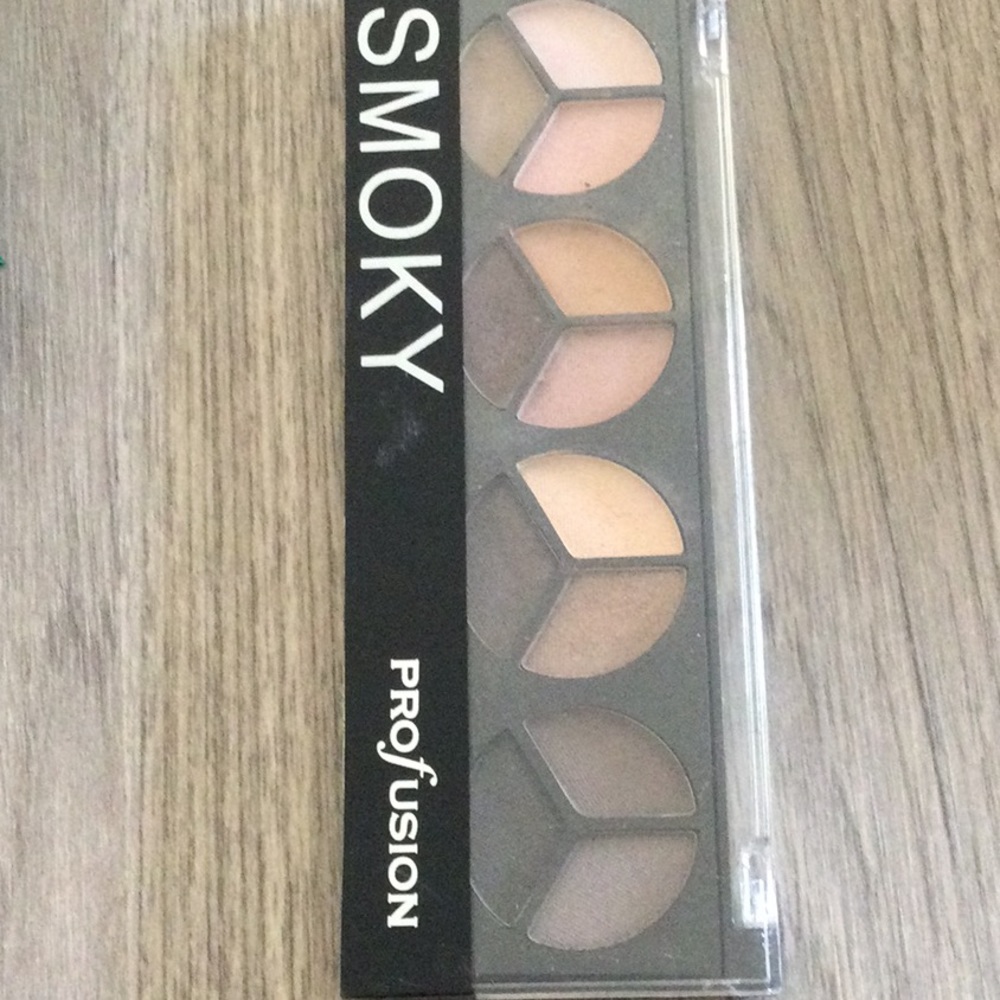Make up bundle w/ 🆓 case - Picture 2 of 5